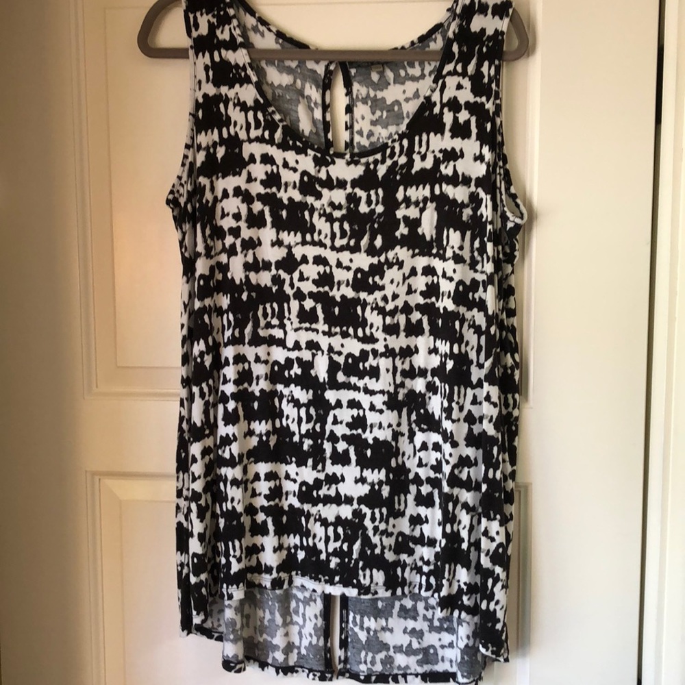 🖤Black and white patterned sleeveless top🖤